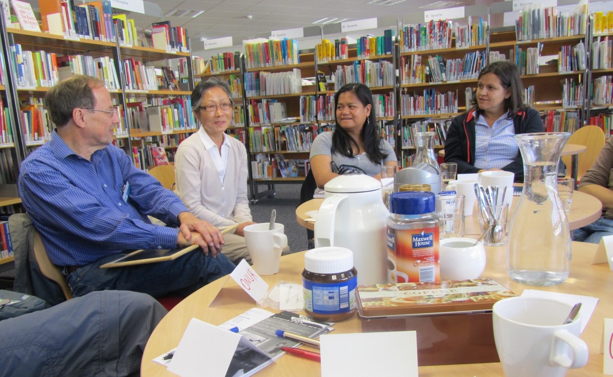 Photo of “Dialog in Deutsch”-Gesprächsgruppe in einer Stadtteilbibliothek